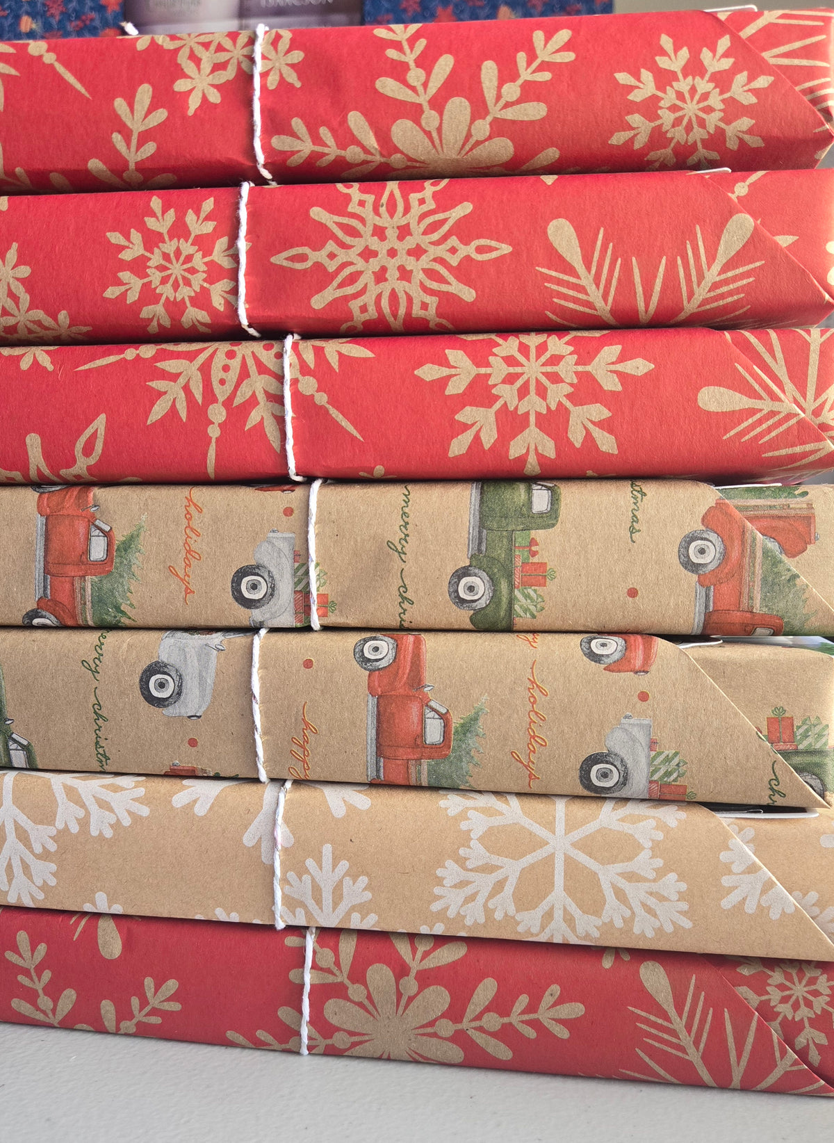 Christmas Blind Date With a Book - A Wrapped No Spice Christmas Romance Gift with Bookmarks, a Highlighter, Annotation Tabs, and Stickers