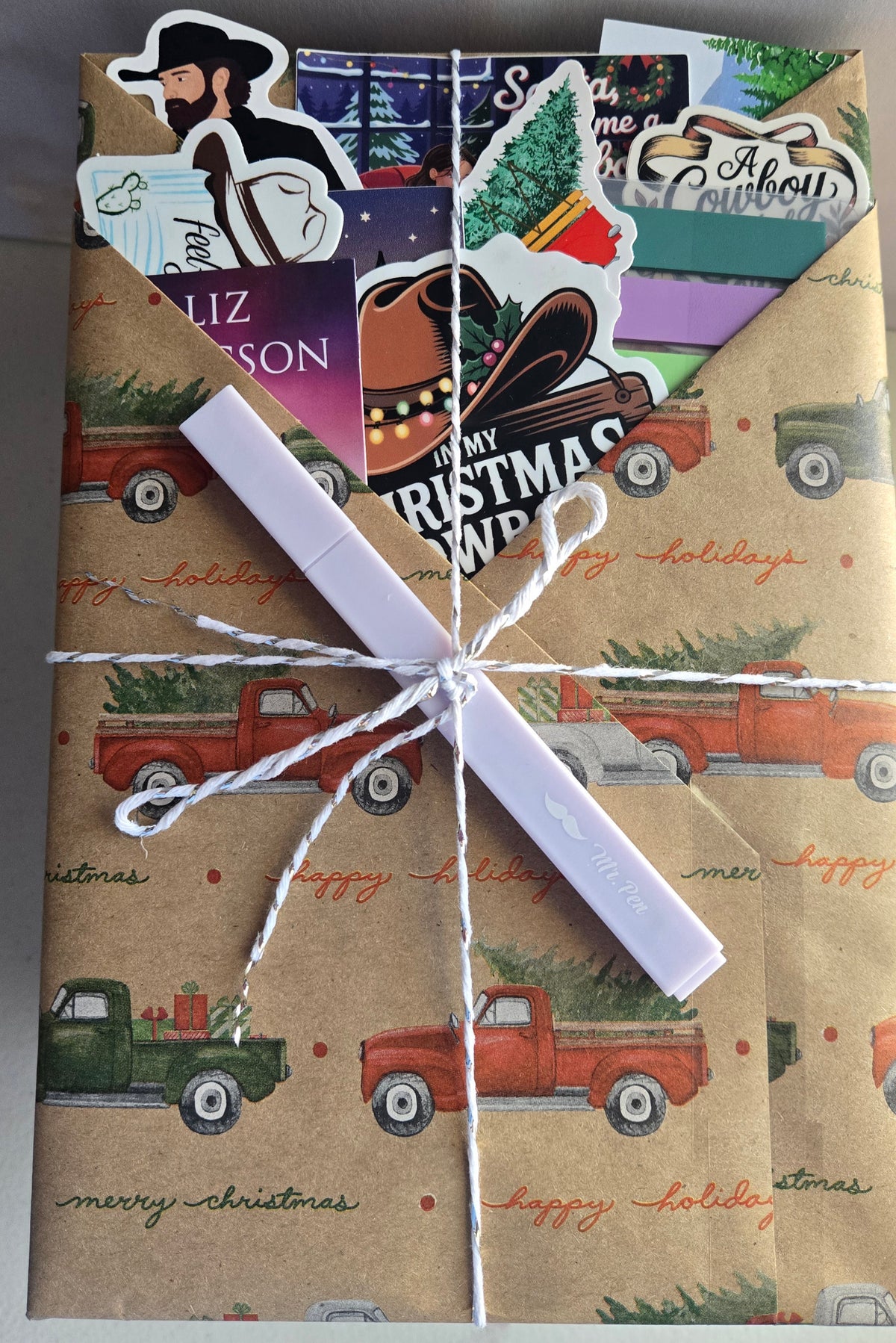 Christmas Blind Date With a Book - A Wrapped No Spice Christmas Romance Gift with Bookmarks, a Highlighter, Annotation Tabs, and Stickers