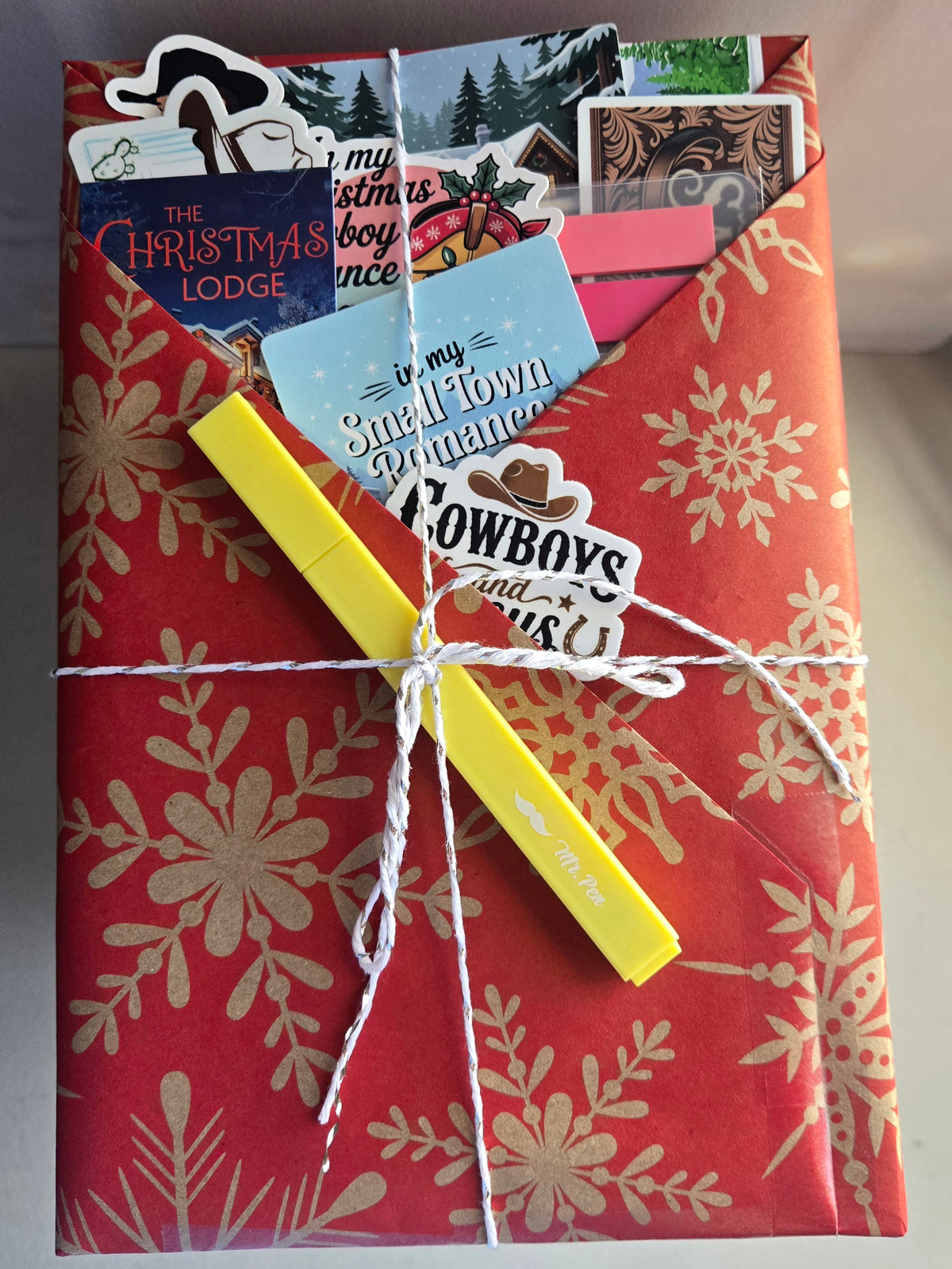 Christmas Blind Date With a Book - A Wrapped No Spice Christmas Romance Gift with Bookmarks, a Highlighter, Annotation Tabs, and Stickers
